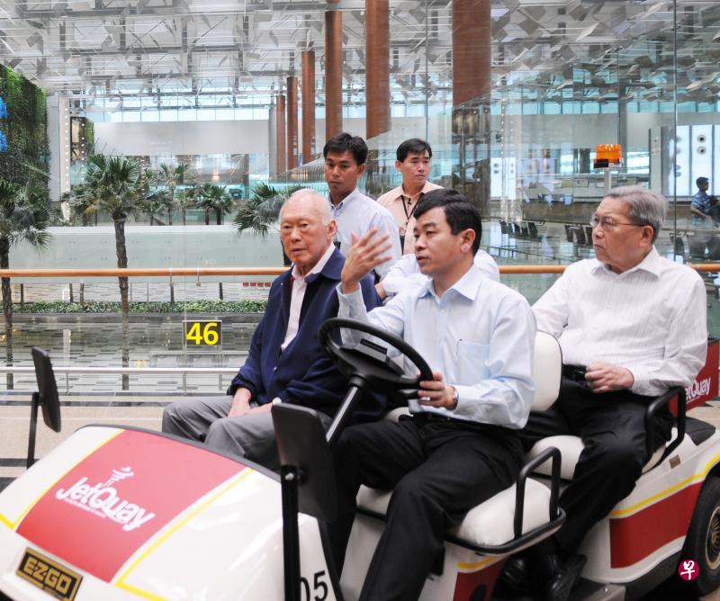 樟宜机场第三搭客大厦在2008年启用前，时任内阁资政的建国总理李光耀（前排左）和前大法官杨邦孝（后排右）在2007年10月参观了新机场设施。两人从剑桥时期就是好朋友。（档案照片）