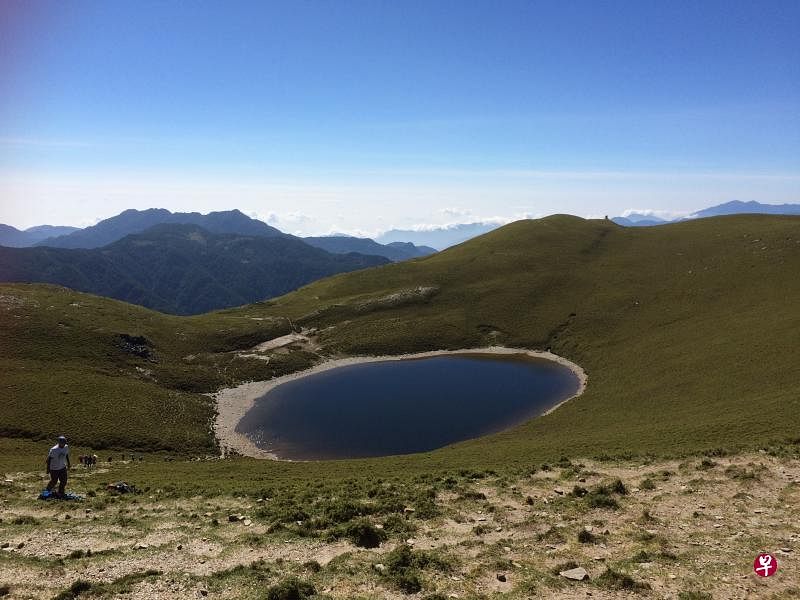 像蓝宝石的嘉明湖，近年来已成为登山热门地点。（蔡依桃摄）