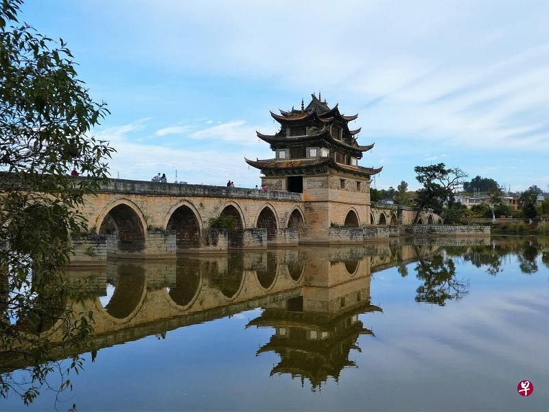 双龙桥是云南规模最大的多孔连拱古桥。（莫美颜摄）