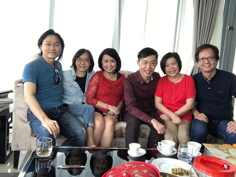邢增华（左二）2017年2月和新谣好友聚会。左起为：刘瑞政、已故新谣阿姐颜黎明、梁文福夫妻、吴剑峰。（吴剑峰提供）