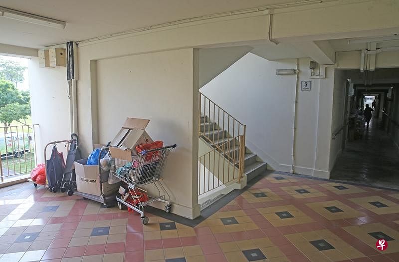 女居民疑不满女加龙古尼把杂物堆积在等候电梯处，女加龙古尼则把对方的花盆扔下楼。（刘启成摄）