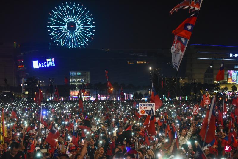 国民党支持者昨晚出席韩国瑜在高雄的最后一场造势大会，主办方称有逾50万人参与。（中通社）