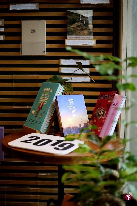 围绕家国的过去与现在，人、事、物，通过小说、散文、传记、史料校注、漫画等各种文体，他们不辍地用笔梳理，清晰岛国的面貌。这份年度书单认可创作者的努力，也希望驱动更多人一起前进。