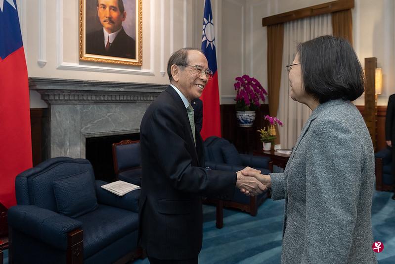 蔡英文（右，背对镜头者）12日与日本台湾交流协会会长大桥光夫（左）会面。（取自台湾总统府官网）