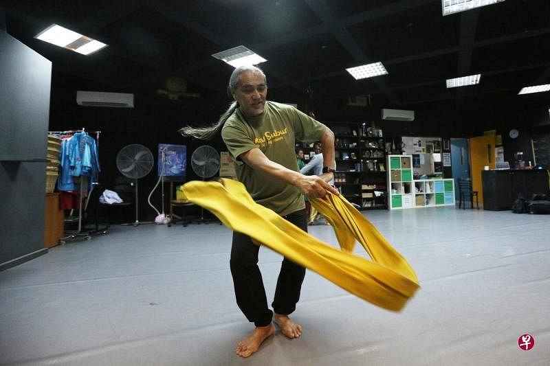 ra Dance Theatre艺术总监奥斯曼说新加坡马来舞者一定要掌握五大基本技巧。（饶凯源摄）