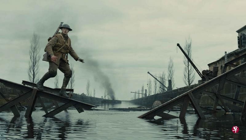 今年度金球奖最佳剧情片《1917》，主要讲述两名英国小兵身负重任，出生入死，传递重要信息解救友军的故事。（档案照片）
