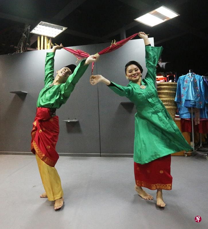 Era Dance Theatre的舞蹈员示范马来舞蹈的基本舞Joget。（饶凯源摄）