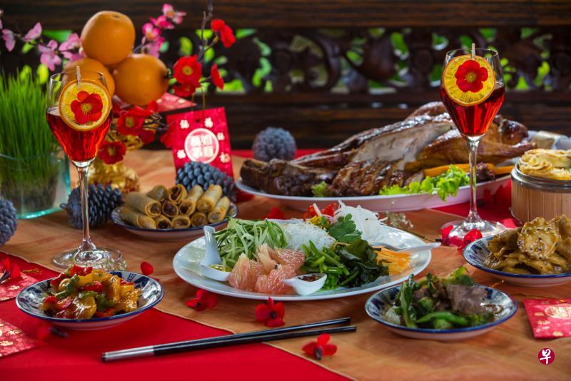 佳节期间，难免会大吃大喝，饮酒欢庆。对于患有三高的病人，更应该注意饮食。（iStock图片）