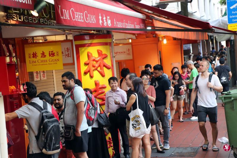 每年临近农历新年，肉干店总会出现长长的人龙，也因此催生了代购肉干的服务。（陈来福摄）