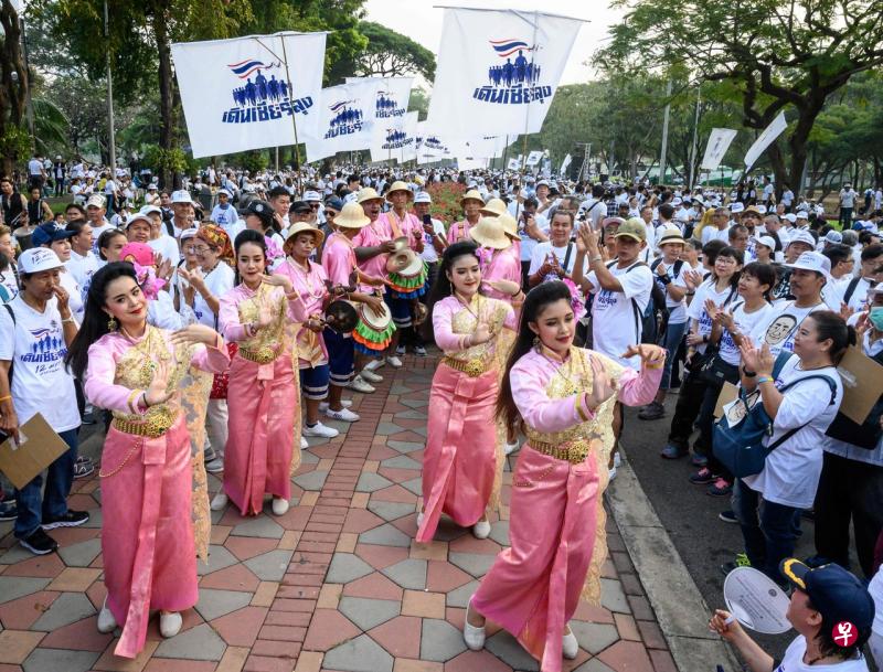 身穿泰国传统服装的舞蹈员在声援首相巴育的竞走活动上翩翩起舞。（法新社） 
