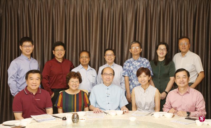 南洋孔教会下个月将重启“儒家文化论坛”。前排左起为孔教会学术顾问李焯然副教授、主讲人冯焕好、孔教会会长郭文龙、国家图书馆中文组主管黄美萍，以及主讲人蔡志礼博士。后排左起为主讲人罗晨曦、李叶明、耶亚华、康格温博士、鲁虎博士、孔教会青年团团长潘金娜和主讲人梁勇博士。（谢智扬摄）