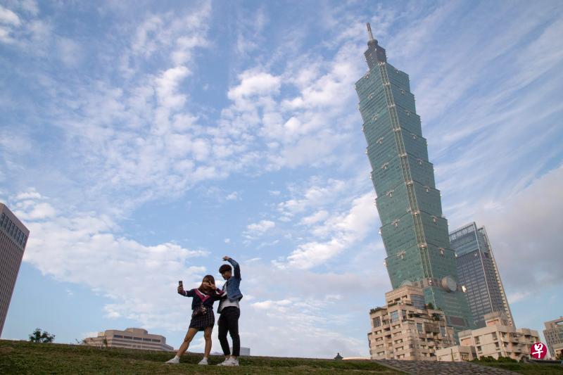去年大陆“十一”黄金周期间，每天赴台的大陆旅客数仅为3470人，同比减少三分之二，创下11年来的最低纪录。图为著名旅游地标台北101大楼。（彭博社）