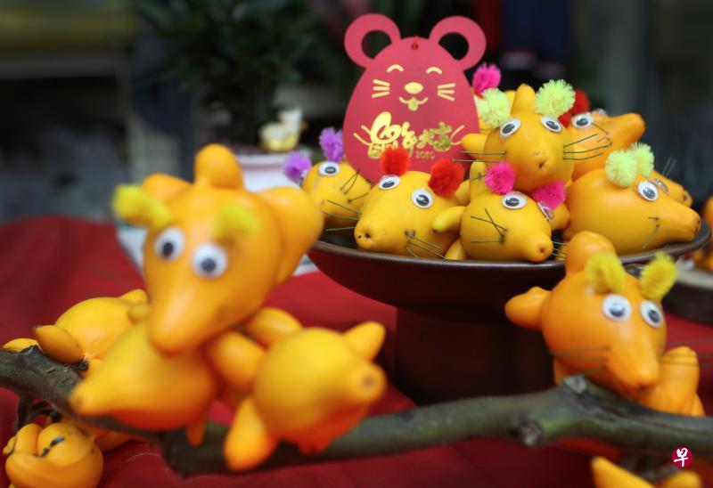 业者甜甜花卉以外表金黄的五指果做金鼠造型摆设，吸引顾客眼球。（何炳耀摄）