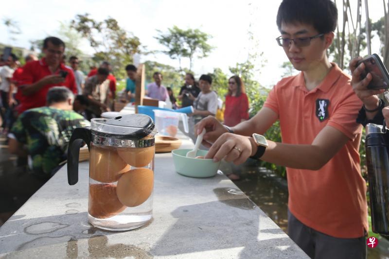 三巴旺温泉的泉水除了泡脚也能用来煮温泉蛋，但也有人担心共用的小木桶可能不干净，自带煮蛋容器是比较卫生的做法。（叶振忠摄）