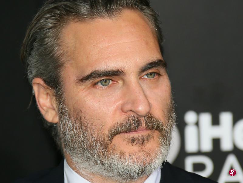 《小丑》里演出“小丑” 的Joaquin Phoenix（华坚冯力士）以大热入围影帝。（法新社） 