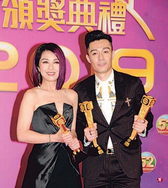 杨千嬅（左）认为“最受欢迎电视女角色”有双得主是好事。右为“最受欢迎电视男角色”得主周柏豪。（明报图）