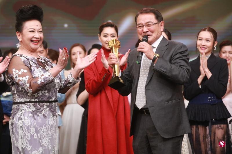 入行52年的刘丹（前排右）获得演艺生涯的第一座奖项。（TVBI提供）