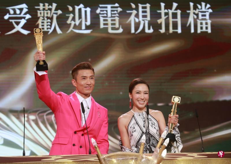 陈山聪（左）和李施嬅凭《金宵大厦》拿下“最受欢迎电视拍档”。（TVBI提供）