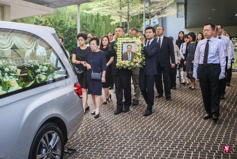 前大法官杨邦孝遗孀郑惠和（左二）与独生女、通讯及新闻部常任秘书杨颖仪（左一）和高庭法官洪清福（右一）等人，昨早9时30分送别杨邦孝前往万礼火化场。（梁伟康摄）