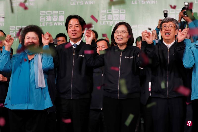 台湾绿营总统蔡英文（右二）胜选连任，符合选前民调的预测。（路透社）