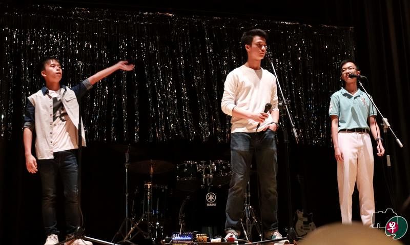 演唱《突然好想你》的“We need a drummer”乐队在才艺秀上表现出众。（莱书提供）