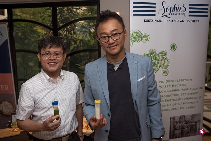 苏菲厨房创办人陈钧能（左）与王耀信在第二届宜居挑战中获奖，该公司的产品是以微藻发酵方式制造出分离蛋白粉，即节省能源与资源又能提供相等于海鲜类的蛋白质。（Eco-Business提供）