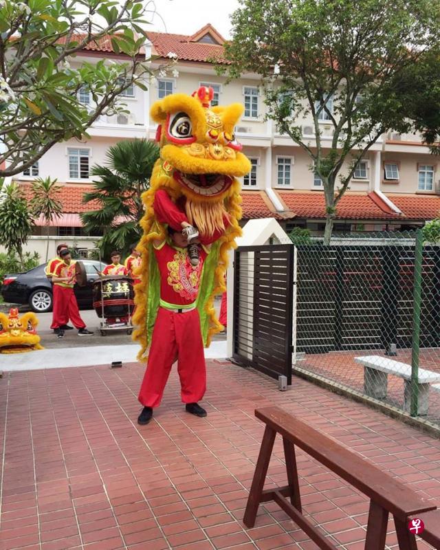 受访醒狮团表示，近年来有越来越多人请醒狮团到家中表演助兴。（新加坡坪艺体育会提供）