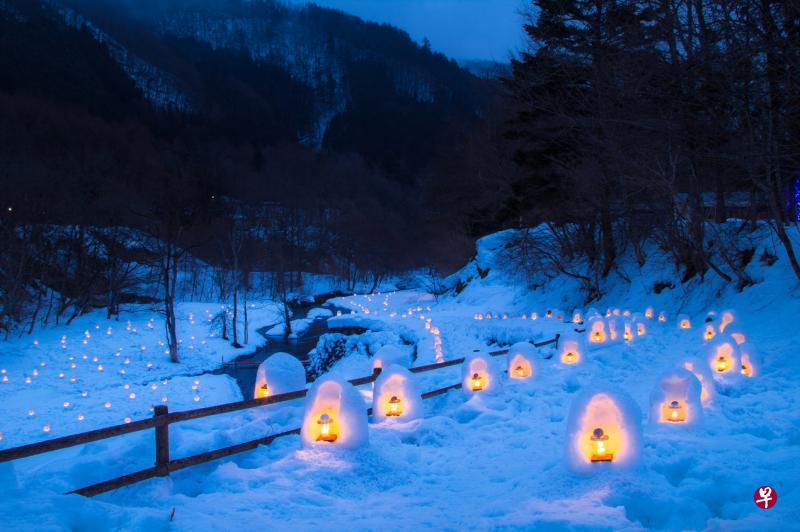 汤西川温泉雪洞祭灯火点点，为夜晚的河畔创造了浪漫氛围。（曾兄弟提供）