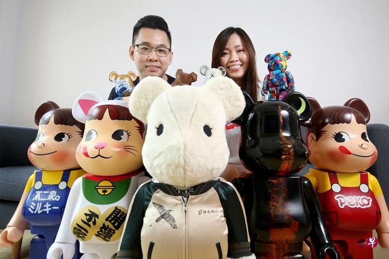 Bearbrick收藏达人黄佳杰和太太。（龙国雄摄影）