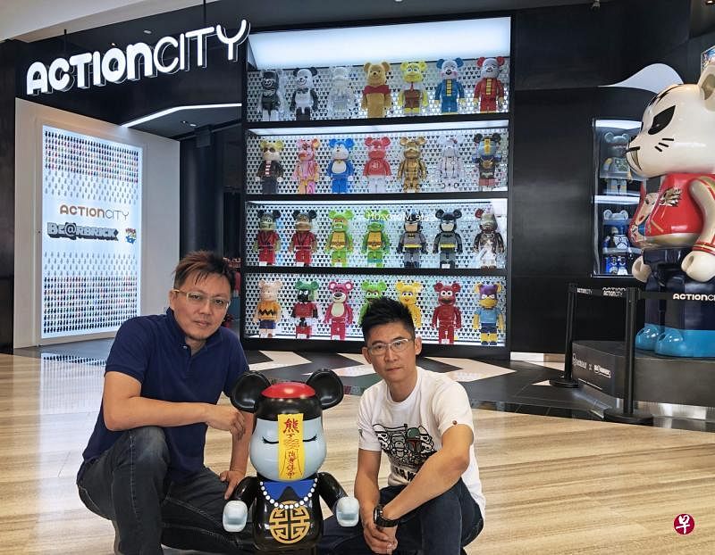 Action City创办20周年，合伙人庄景光（左）和陈东鸿与Medicom Toy特别定制版“僵尸熊”。（受访者提供）