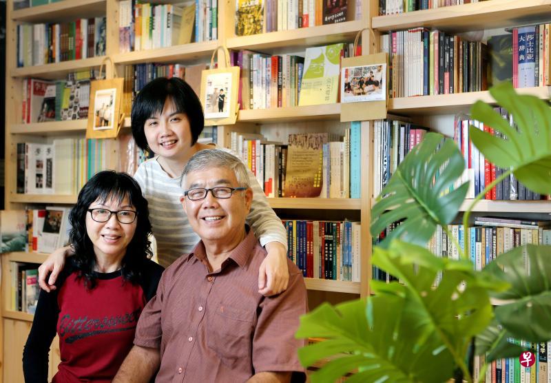 年幼时期，父亲陈儒丰（右）及母亲黄莉芳（左）在生活与想法上给予陈婉菁潜移默化。（严宣融摄）