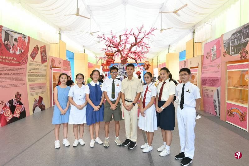 来自八所学府的学生在“红彤彤的祝福：华人的红包文化”特展上当导览大使，当中包括卓毓琦（左起）、蔡昱昕、叶璟仪、卓凯伦、吴优、卓欣慧、李思颖和谢伟雄。（特约陈佳誉摄）