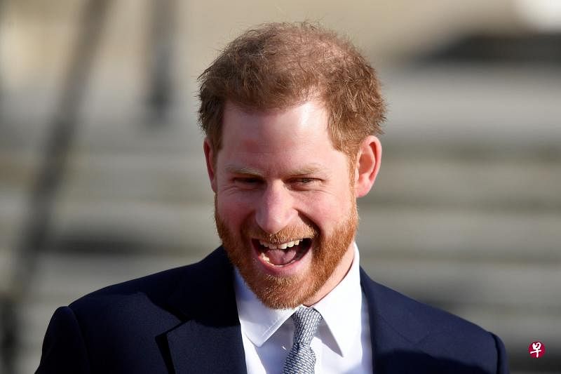 英国白金汉宫周六宣布，哈里夫妇与王室达成一份新的协议，两人以后将不会再代表英女王，也不会再为王室工作。（路透社） 