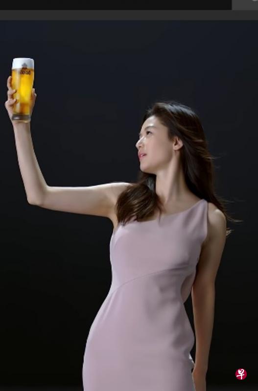 全智贤拍新广告，被发现上围激升。（互联网）