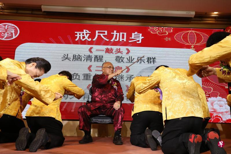 拳器道创办人林春发（中）主持空首礼：戒尺加身。（拳器道提供照片）