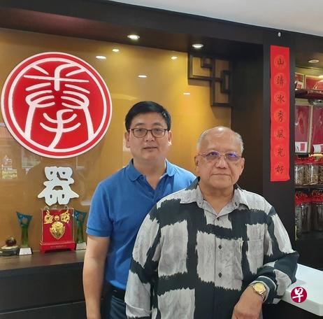 林春发医师（右）和徒弟徐兆帅。