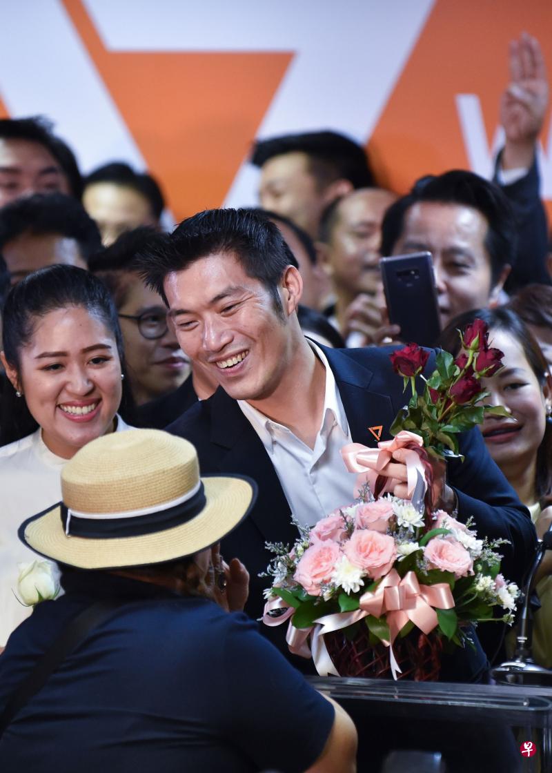 泰国未来前进党党魁塔纳通在闻判后，在曼谷党总部与大批支持者大事庆祝，并高喊“民主万岁”等口号。（法新社） 