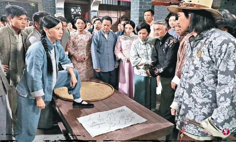 酱油厂女工朱晨丽（左二）凭着坚忍毅力，带领酱油厂走出困境。（互联网）