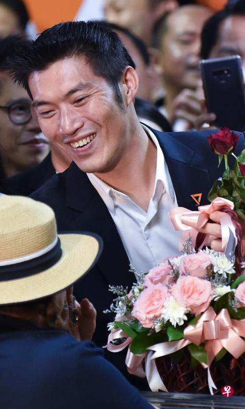未来前进党党魁塔纳通闻判后，在曼谷党总部与支持者大事庆祝，并高喊“民主万岁”等口号。（法新社）