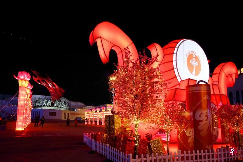 延安市区广场喜气祥和的夜景。（王远昌摄）