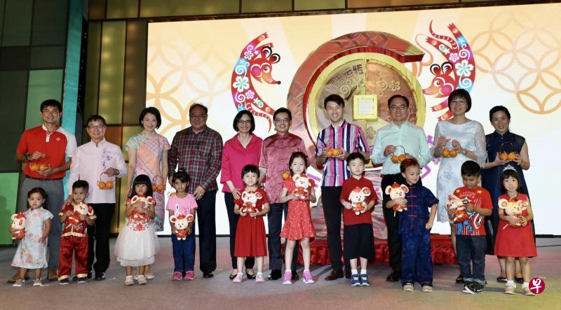人民协会总执行理事长陈国明（后排左起）、新加坡中华总商会会长黄山忠、内政部兼国家发展部高级政务次长孙雪玲、春到河畔工委会主席兼宗乡总会会长陈奕福、副总理夫人章慧霓、 代总理兼财政部长王瑞杰、交通部兼文化、社区及青年部高级政务次长马炎庆、荷兰—武吉知马集选区议员连荣华、新加坡报业控股华文媒体集团社长李慧玲以及新加坡旅游局艺术与文化景区署长陈俏潓，连同可爱的孩子在台上提早迎接金鼠年。（邝启聪摄）