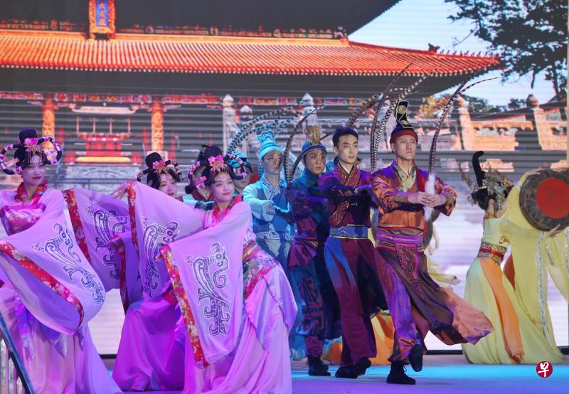 来自中国山东省歌舞剧院为观众带来具有节日气氛和山东特色的表演。（谢智扬摄）