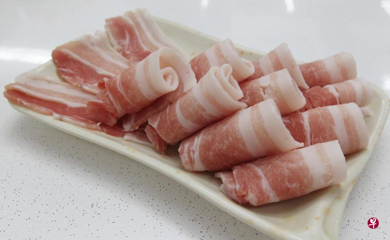 煮猪肉、鸡肉等肉类，应确保完全煮熟。（档案照）