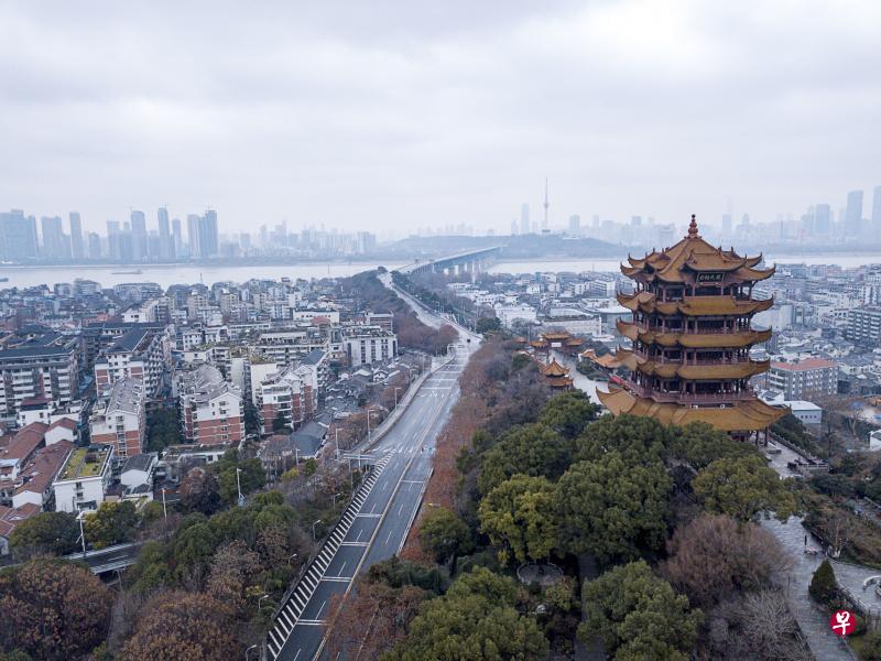 武汉是新型冠状病毒感染的肺炎疫情防控核心区。图为1月26日无人机拍摄的武汉黄鹤楼和长江大桥，大街上几乎空无一人。（新华社）