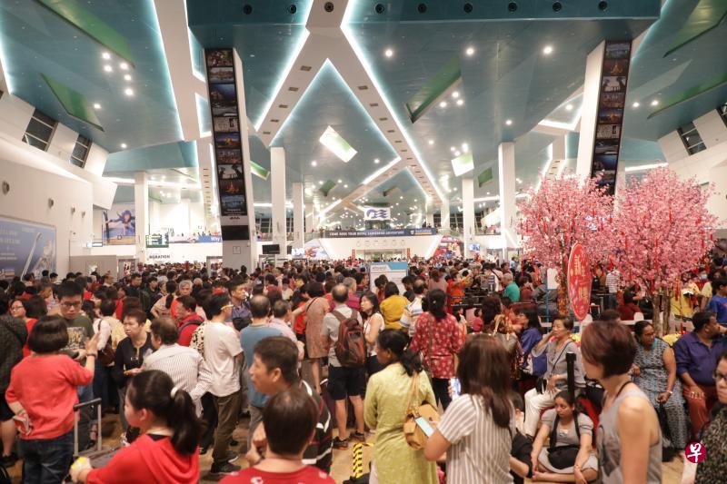 一艘开来我国的游轮，大年初一传出有两名中国籍游客疑似出现发烧症状，游轮之后因为须要消毒等延后出发，导致滨海湾游轮中心数千名游客受影响，延误约两小时才能登船。（档案照片）