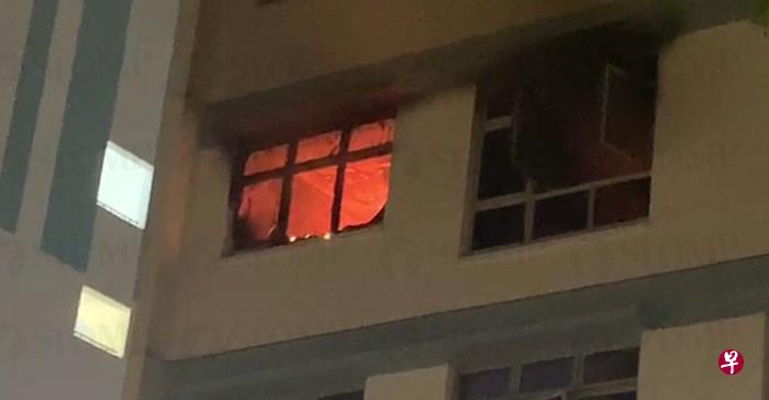 安谷路第351C座组屋四楼的一个单位失火。（Stomp网站截图）