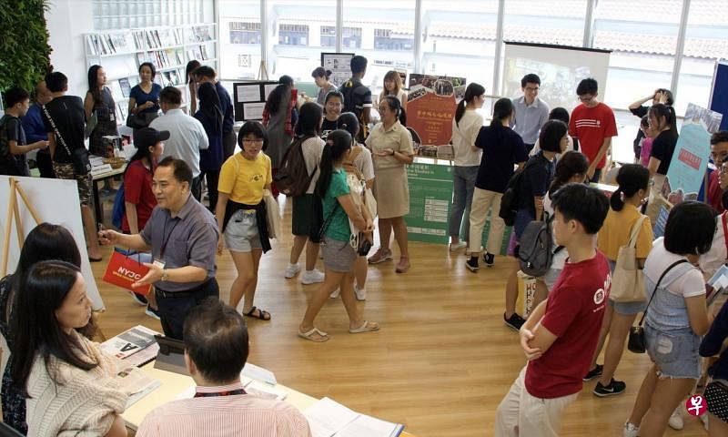 师生各司其职，向访客介绍各自的学科与课程。（杨欣悦摄）