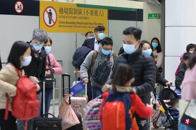 大批旅客昨天通过港铁城际直通车红磡口岸入境香港。香港特首林郑月娥昨天宣布直通车红磡站将于1月30日凌晨零时起关闭，红磡的城际列车班次全部暂停。（中通社）