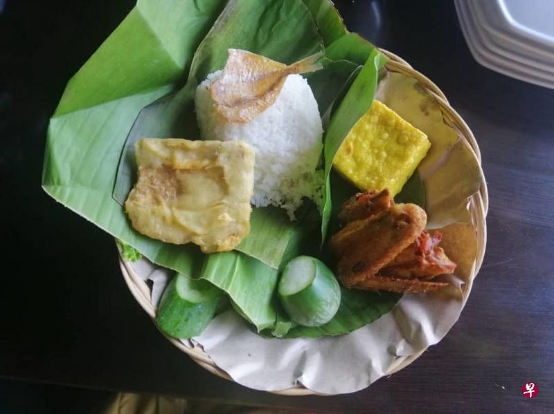 西爪哇美食蕉叶蒸饭。(李选楼摄）