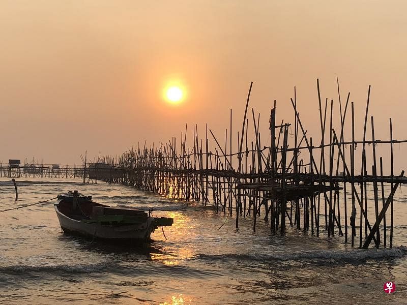 海风吹，小舟在金光里翩翩起舞，映衬奎笼的静。(李选楼摄）